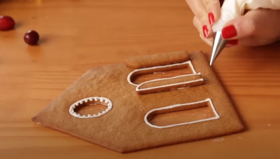 Decorating Gingerbread House with the Royal Icing